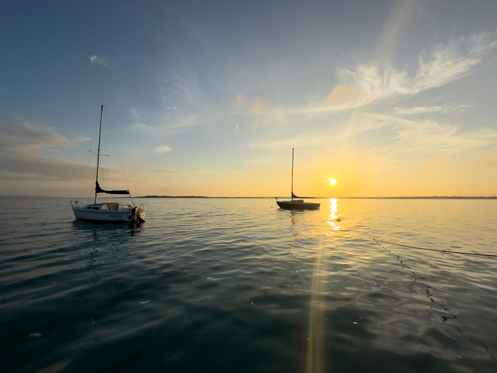 Guten Morgen Gruss mit gerade aufgehender Sonne über der Lagune