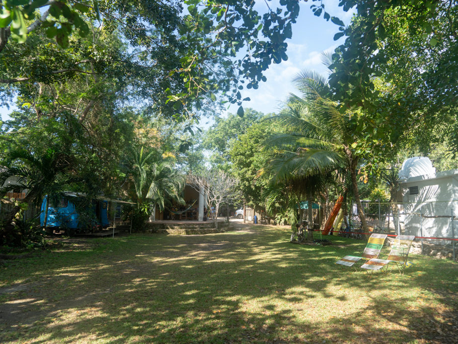 Vom Bootssteg aus: Blick auf unseren Campground in Bacalar