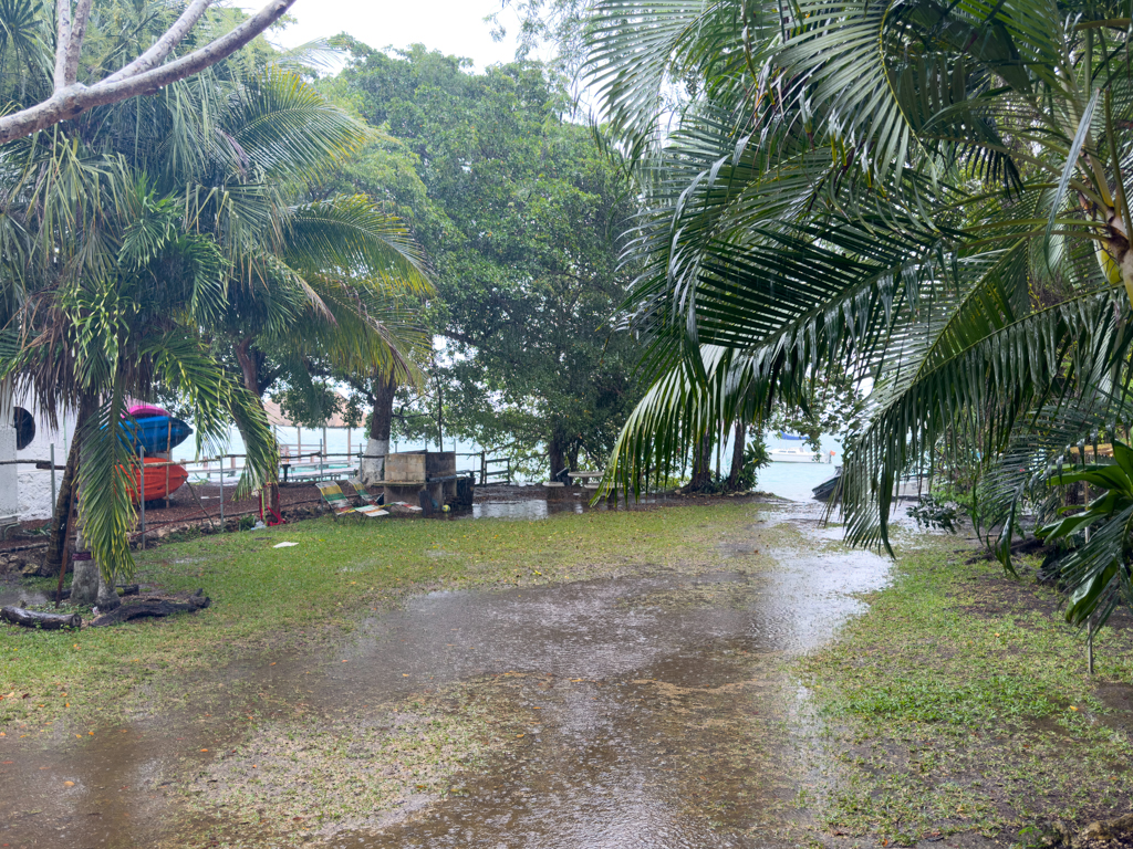 Sintflutartige Regenfälle hinterlassen eine einzig grosse Pfütze bei uns im Campground