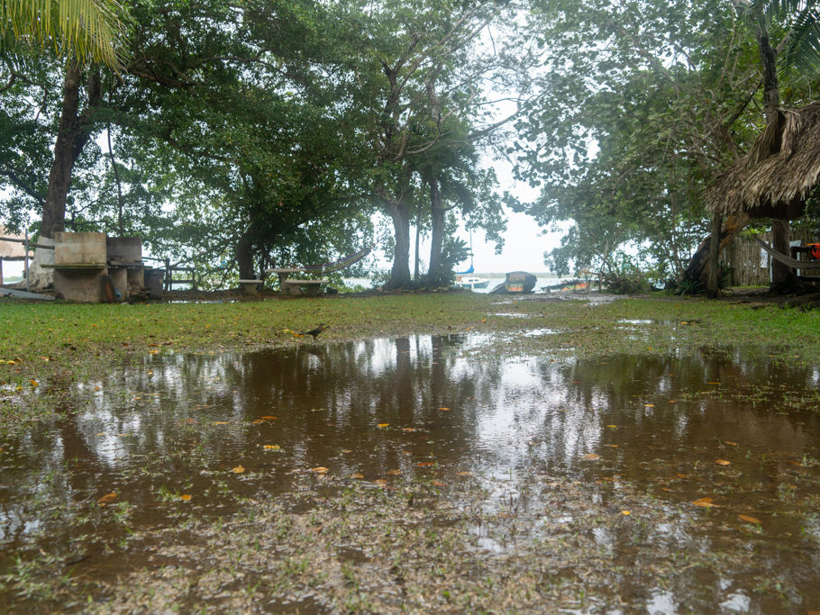 der Regen hinterlässt einen See hier im Campground