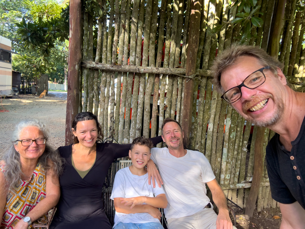 JoMa Selfi mit Hanu und Familie. Leysley liegt krank im Bett und fehlt leider auf dem Foti
