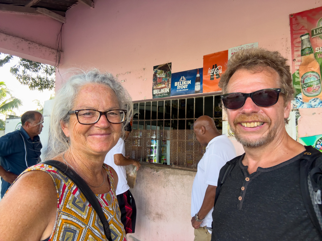KEINE Selbstbedienung! Selfie vor dem chinesischen Grocery Store in Crooked Tree.