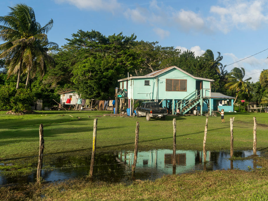 Typisches Hochbau Haus in Belize. Wasser und Insektensicher hochgebaut