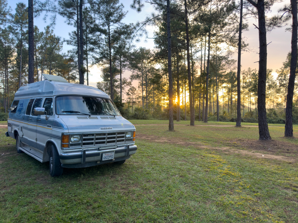 Wir haben unseren Platz in luftiger Höhe in 420 m.ü.M. im San Miguel Campground gefunden. Martha in der Abendsonne.