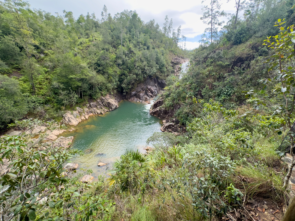 Blick auf die Big Rock Falls mit Wasserbecken