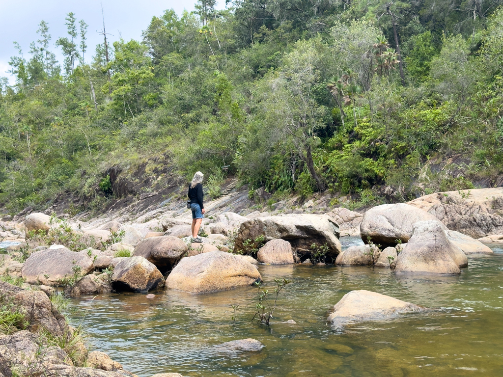 Ma auf ein paar Big Rocks im Flussbett des Privassion Creek nach den Big Rock Falls