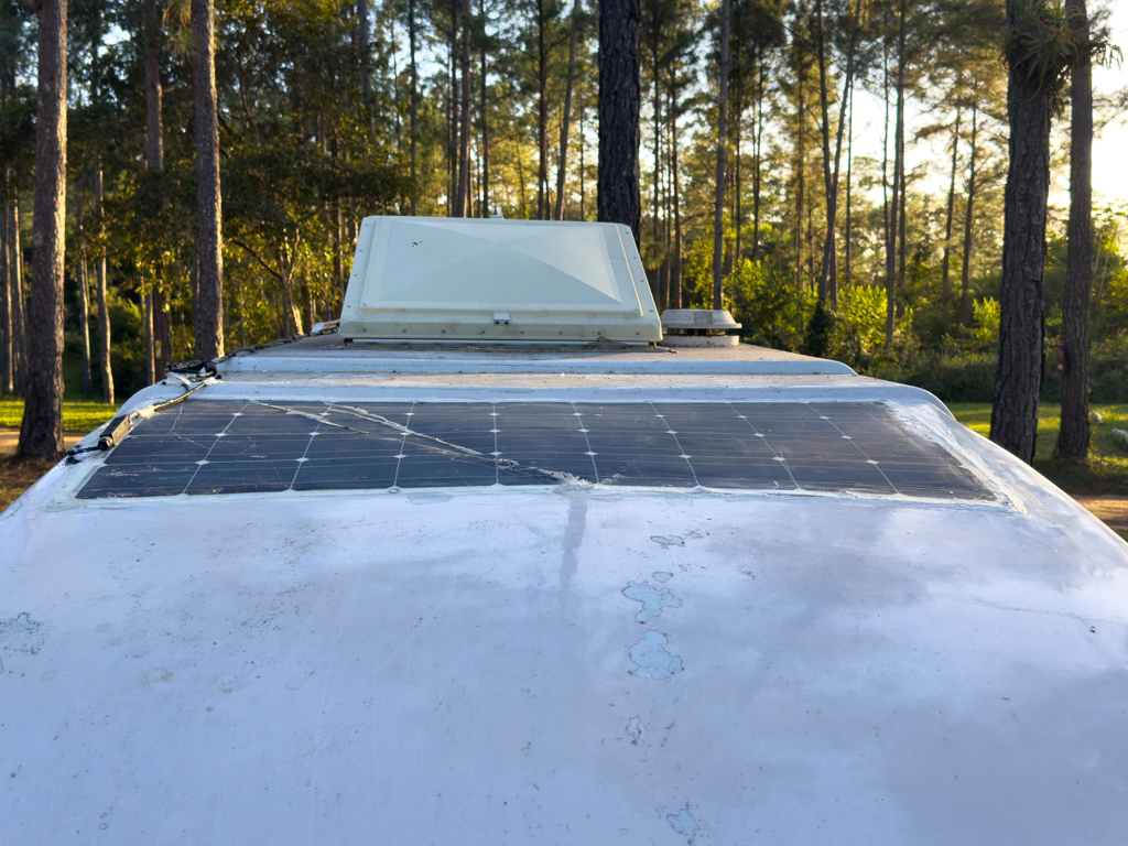 Die fertige Reparatur am Solar Panel. Diesmal ringsherum mit Silikon geklebt...