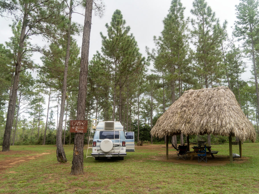 Unser Standplatz mit eigener Palapa im San Miguel Campground. Leiter links bedeutet Solar Panel Reparatur.