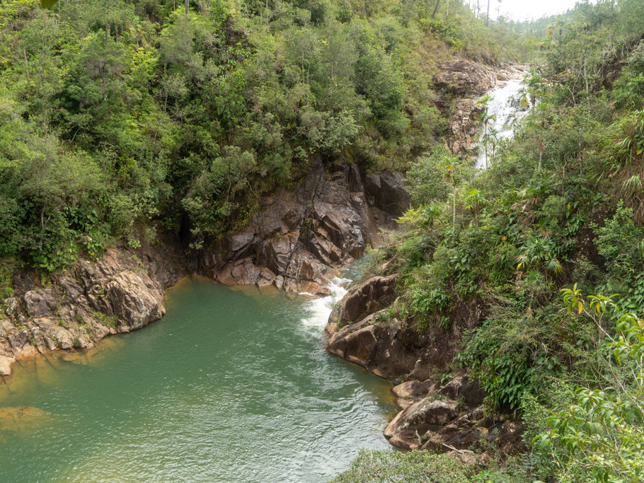 Blick auf die Big Rock Falls mit Wasserbecken