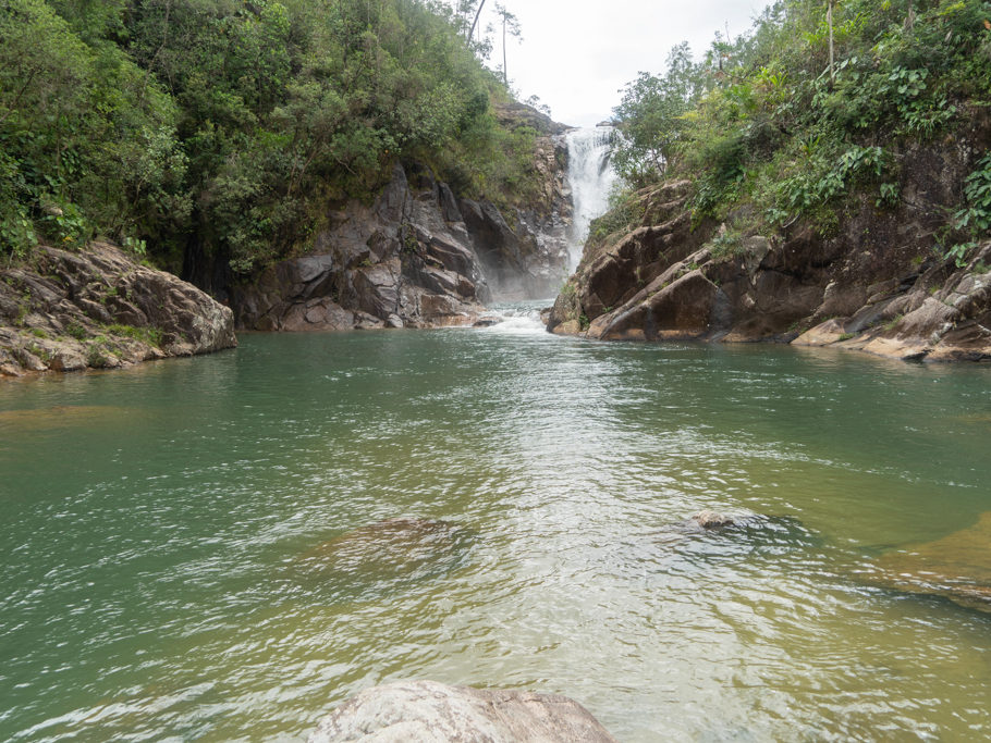 Blick vom Wasserbecken auf die Big Rock Falls