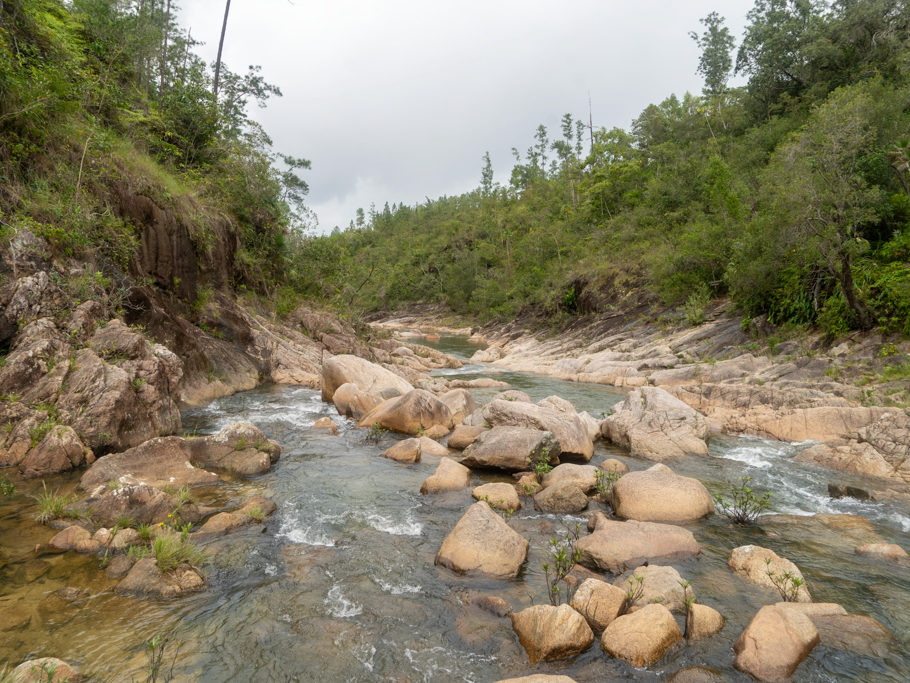 Das Flussbett des Privassion Creek direkt nach den Big Rock Falls