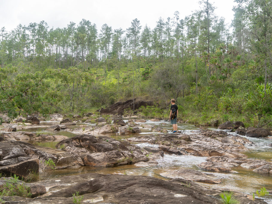 Jo am Flussbett des Privassion Creek nach ein paar Kilometern der Big Rock Falls