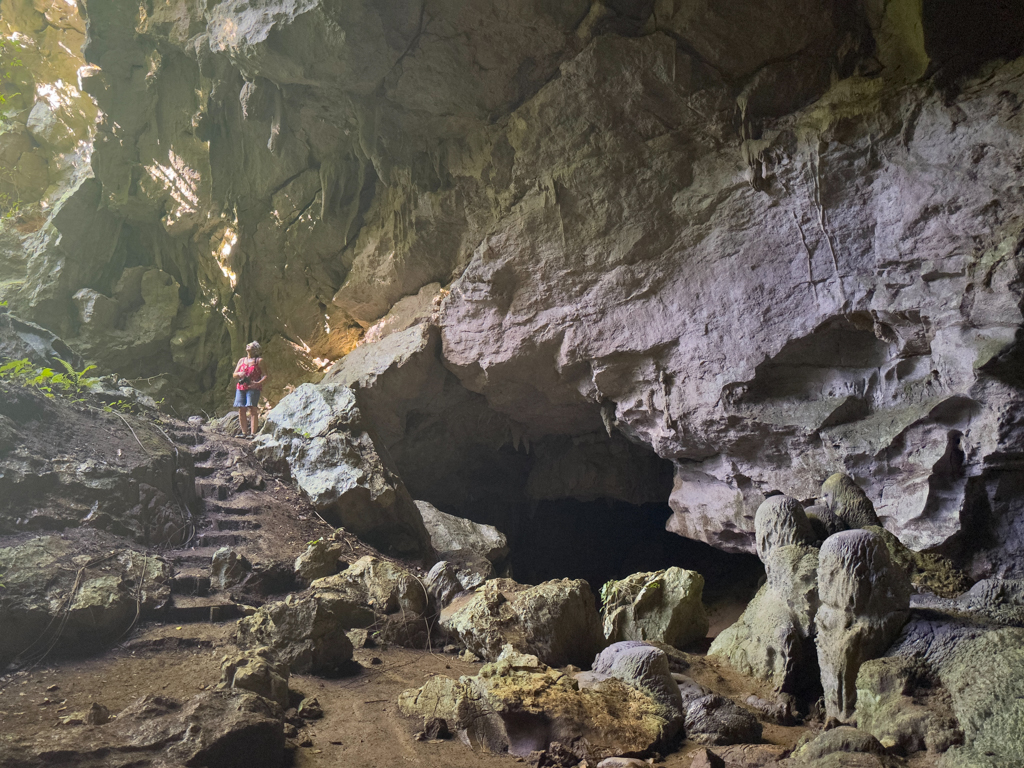 Mit Ma auf Erkundung einer weiteren Höhle hier im NP