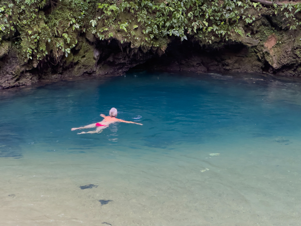 Die Blue Hole Cenote hier im NP. Ein erfrischendes Bad im kühlen Nass mit kostenlosem Peeling durch die kleinen Fische.