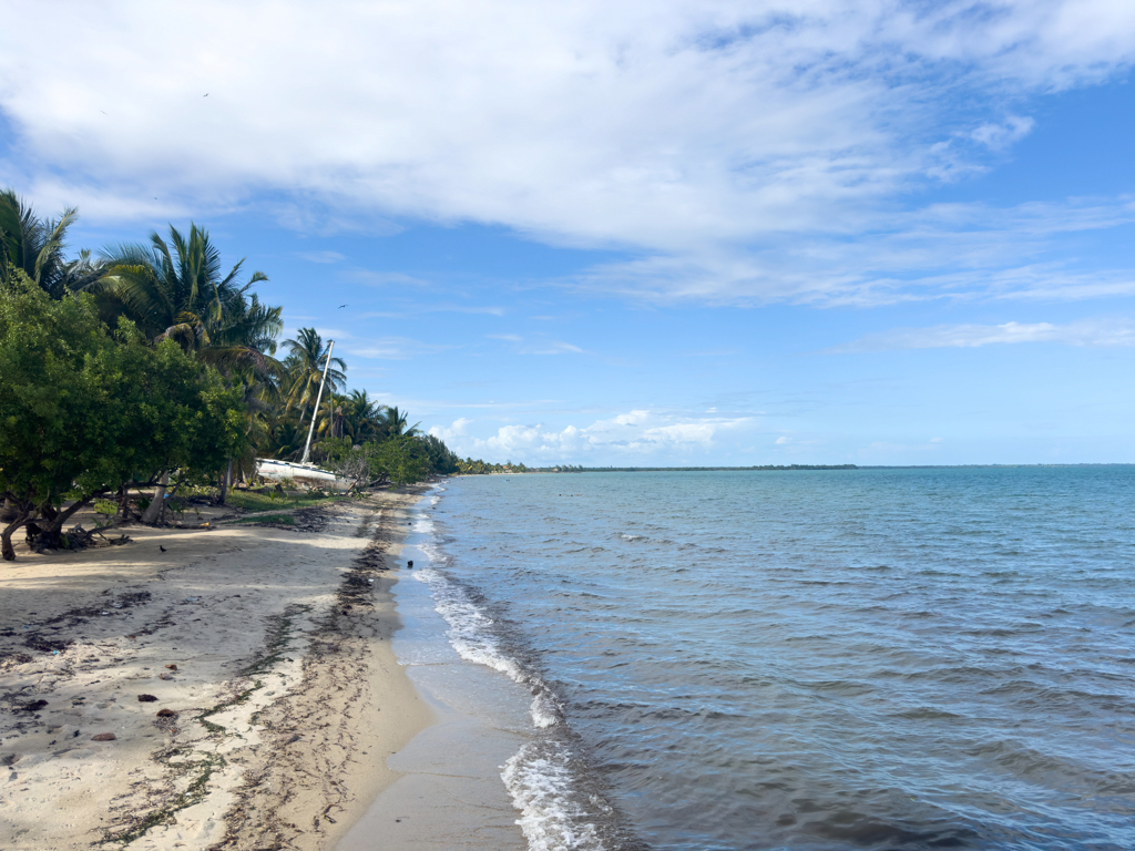 In Hopkins angekommen: Strand rechts und links von unserem Stellplatz bei der Swining Beach Bar