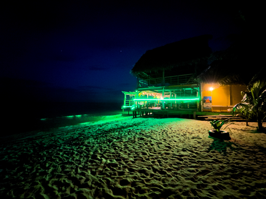 Die Swinging Beach Bar mit Abendbeleuchtung