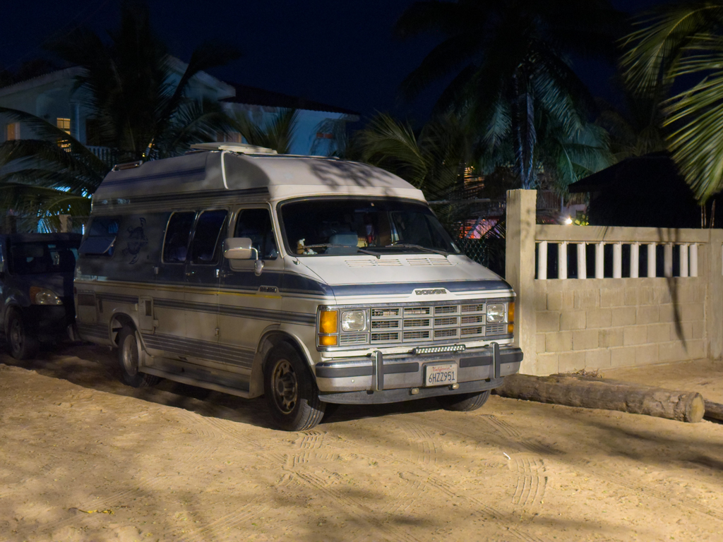 Unser Stellplatz in vorderster Front, direkt vor der Swinging Beach Bar
