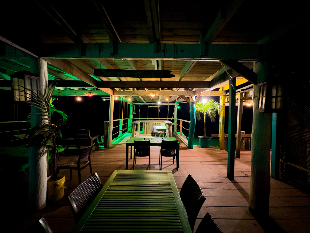 Die Swinging Beach Bar mit Abendbeleuchtung