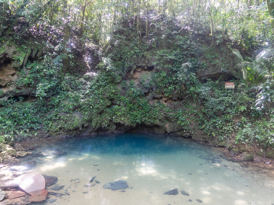 Die Blue Hole Cenote hier im NP. Ein erfrischendes Bad im kühlen Nass mit kostenlosem Peeling durch die kleinen Fische.