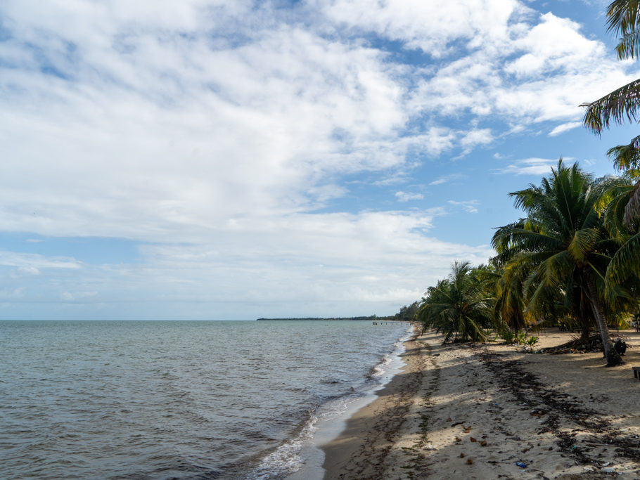 In Hopkins angekommen: Strand rechts und links von unserem Stellplatz bei der Swining Beach Bar