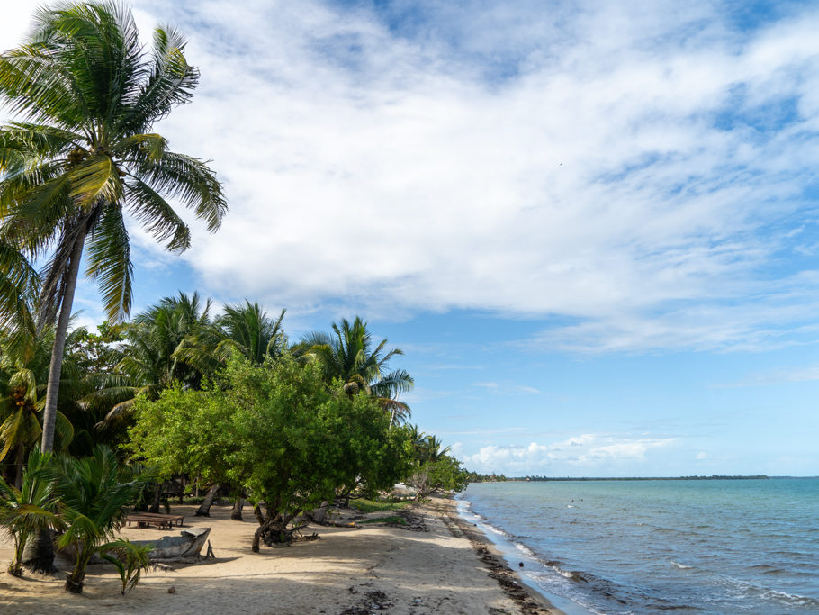 In Hopkins angekommen: Strand rechts und links von unserem Stellplatz bei der Swining Beach Bar