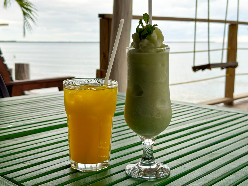 Erfrischende Longdrinks werden in der Swinging Beach bar in Hopkins serviert