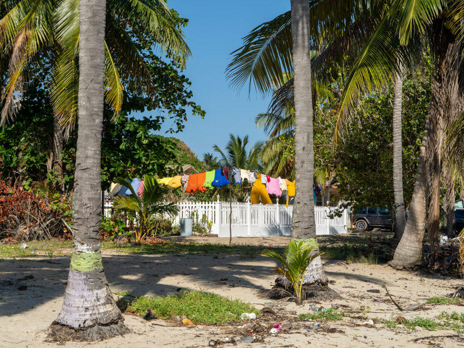 Bunte Wäschetrocknung am Strand von Hopkins