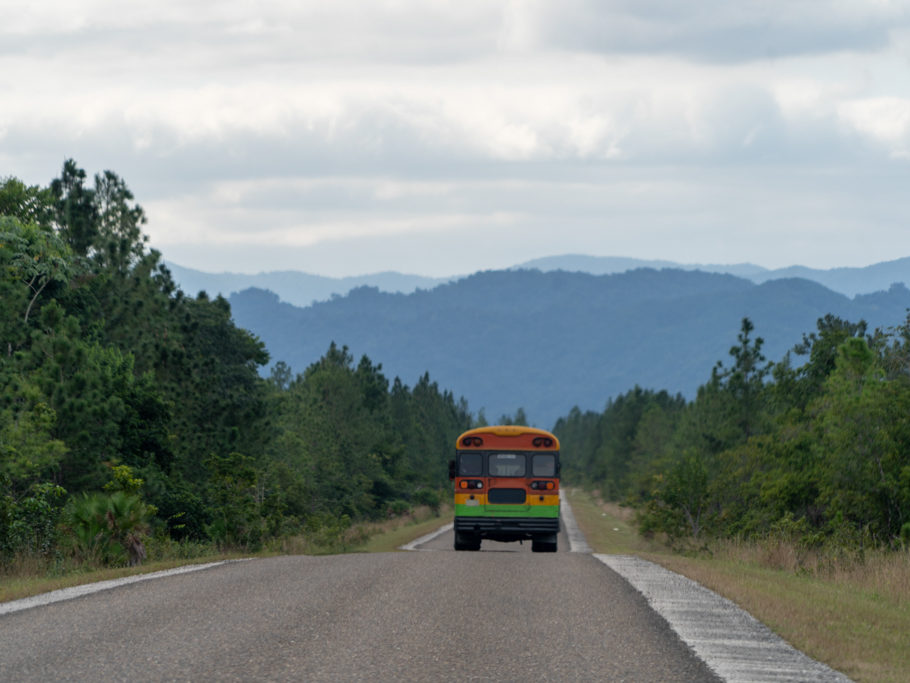 Einer der bunten Fernreisebusse in Belize