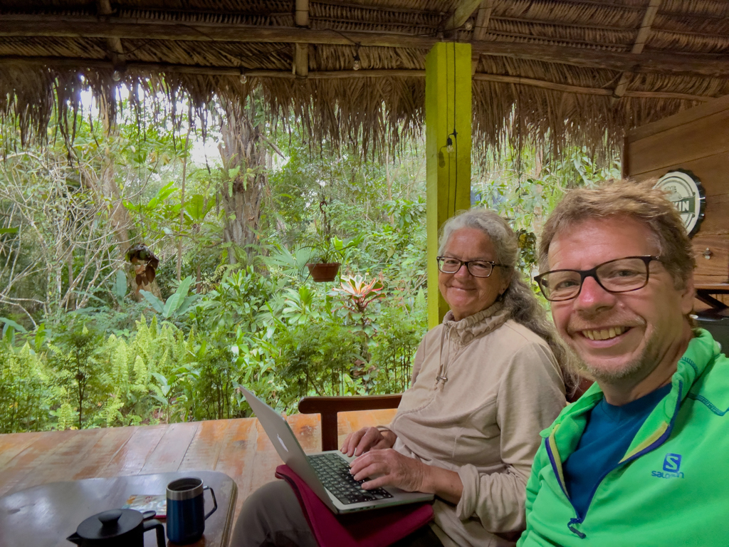 JoMa am Arbeiten im "Wohnzimmer" der Sun Creek Lodge