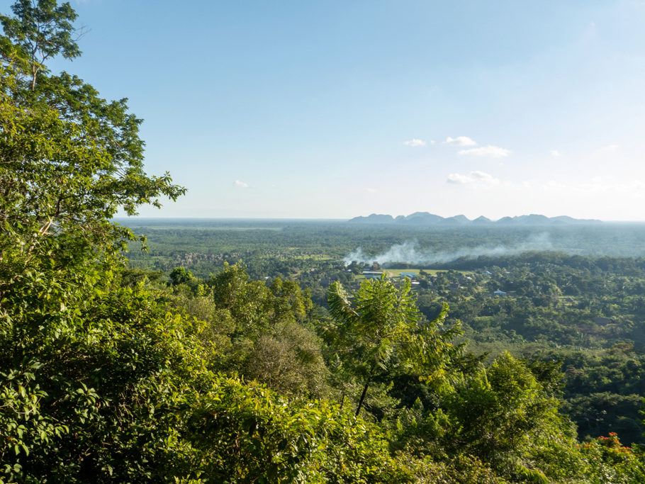 Mo_20240202__dsc07627 Ausblick vom Scharlachara-Aussichtspunkt: Rauch von Feuern im Dorf und in der Ferne die Hügel vor dem Meer
