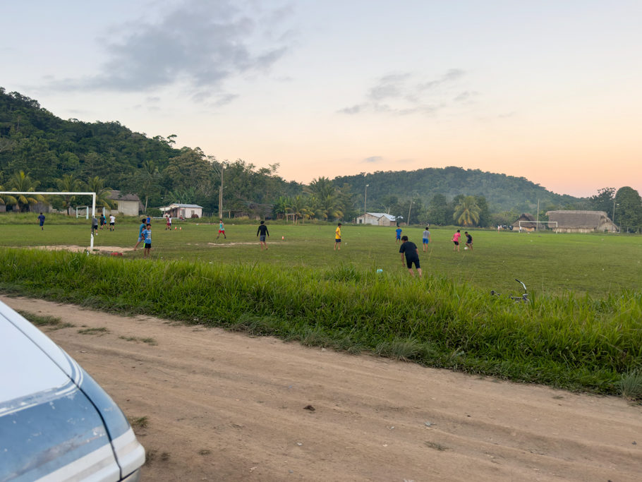 Die Jugend spielt Abend für Abend mit viel Spass Fussball gegenüber von Martha.