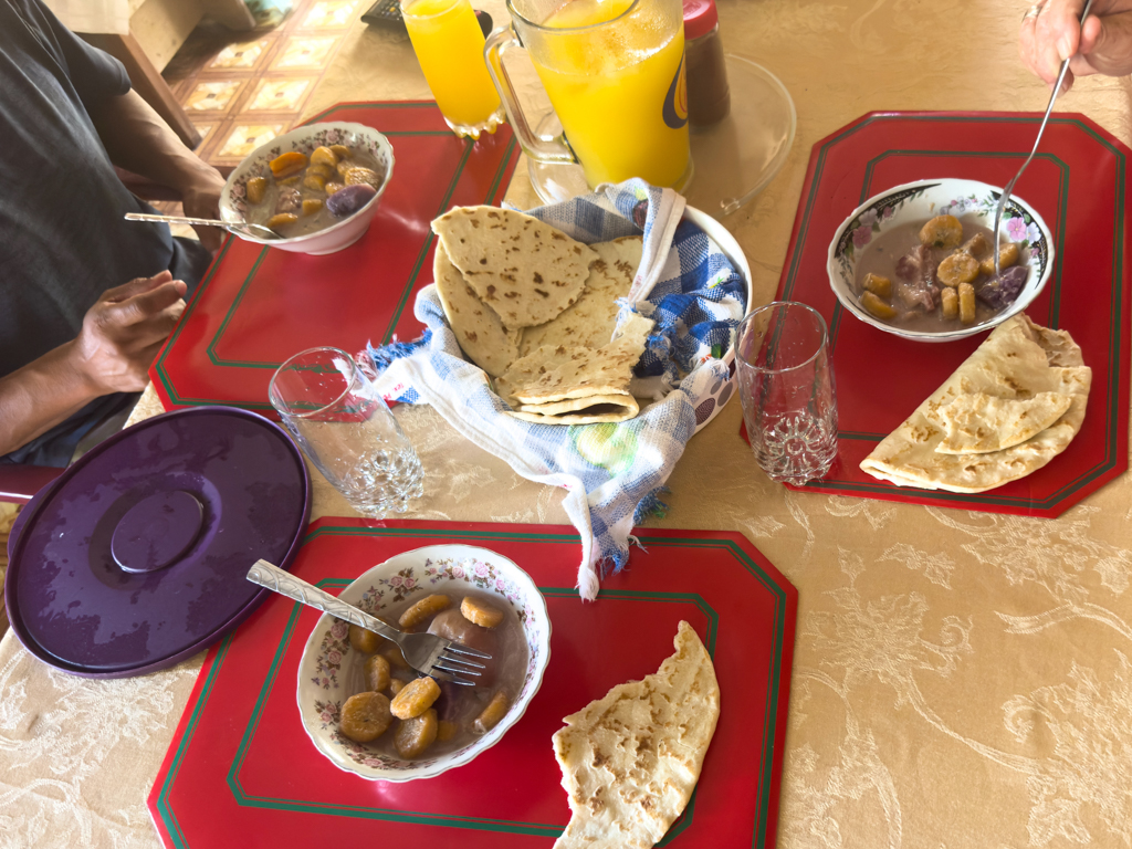 Einladung zum Zmittag: Boilup, bestehend aus selbstgemachten Weizen-Tortillas, Green Plantain, Yampi und Pig Tail