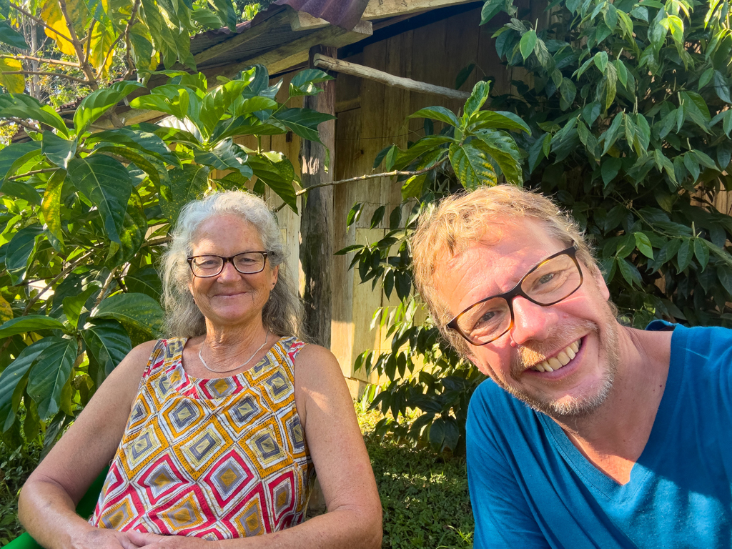 JoMa im Garten vor dem Haus von Iris und Celso