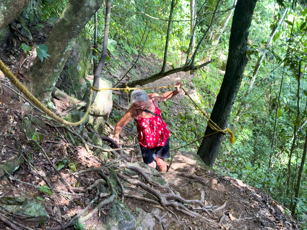 Ma kraxelt den "Wurzel-Treppen-Wanderweg" hoch zum Antelope Waterfall