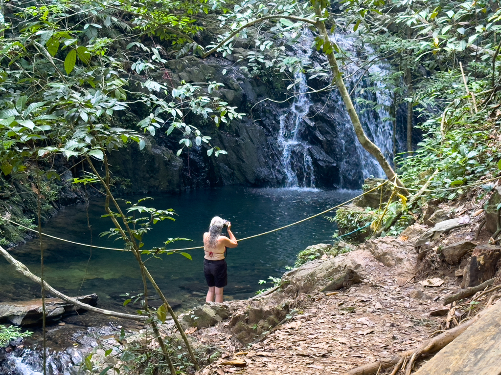 Ma fotografiert am Antelope Falls Wasserfall/Swimmingpool