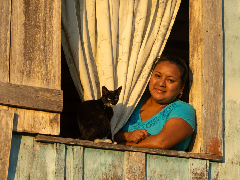 Iris mit ihrer Katze Vee in der Morgensonne