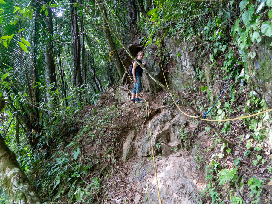 Jo kraxelt auf dem gut gesicherten, steilen "Wurzel-Treppen-Wanderweg" hoch zum Antelope Waterfall