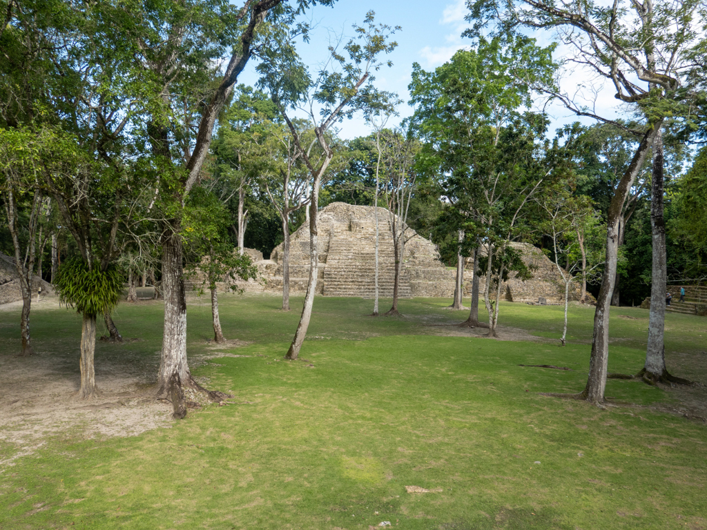 kleinere Pyramiden und Tempel hier in den Ruinen von Cahal Pech