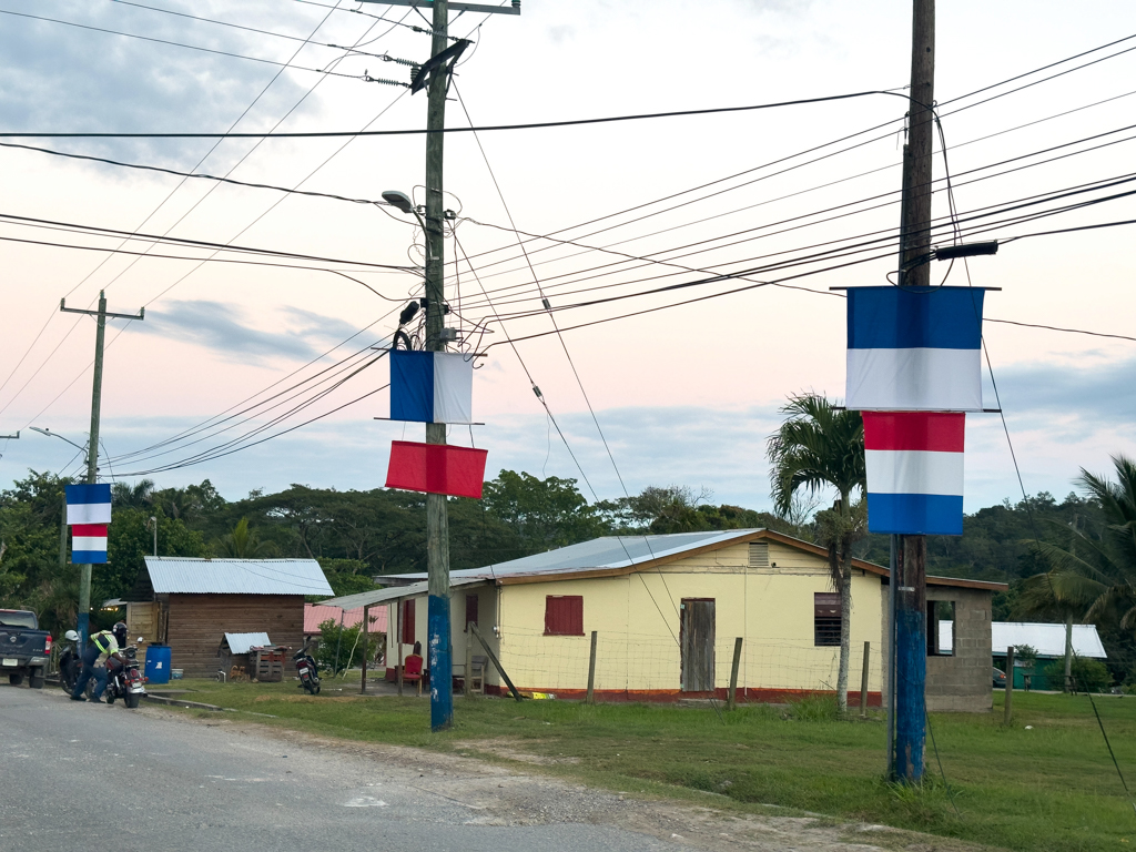 Wahlkampf hier in San Ignacio: Die Farben der beiden konkurrierenden Parteien