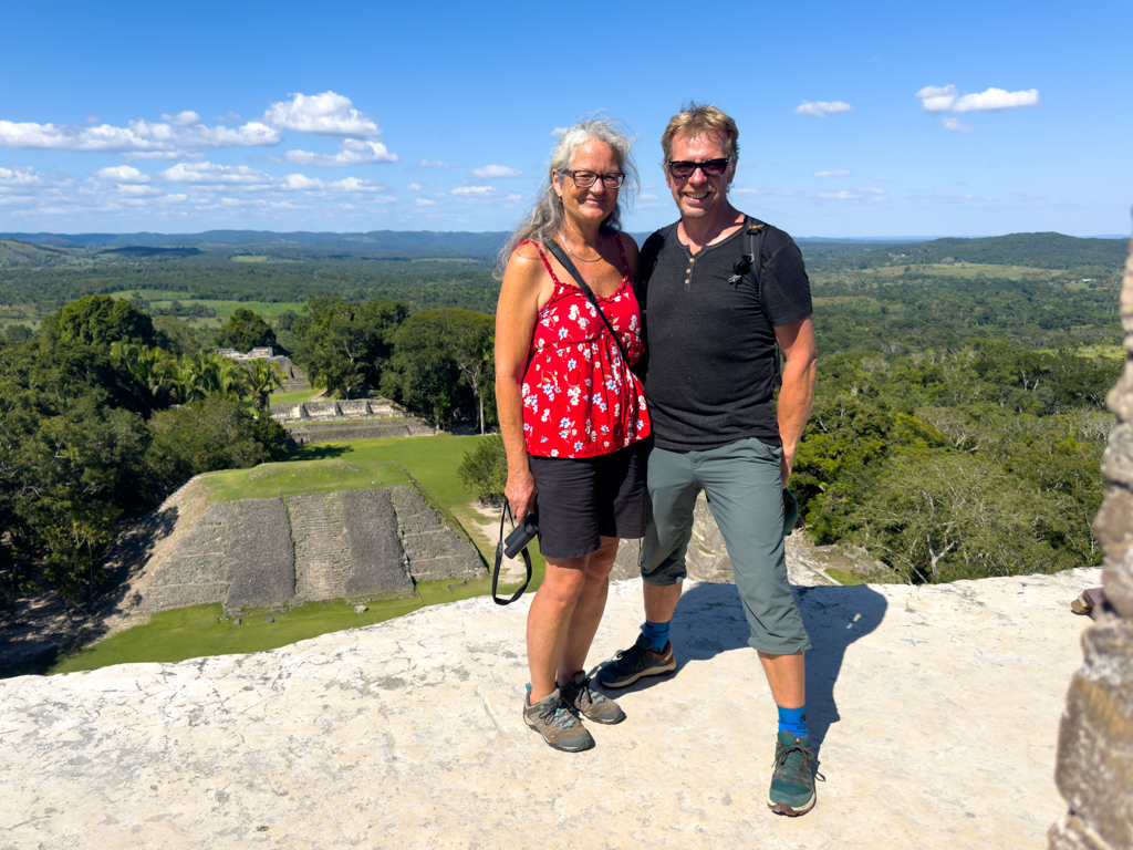 JoMa oben auf einem Tempel der Ruinen von Xunantunich