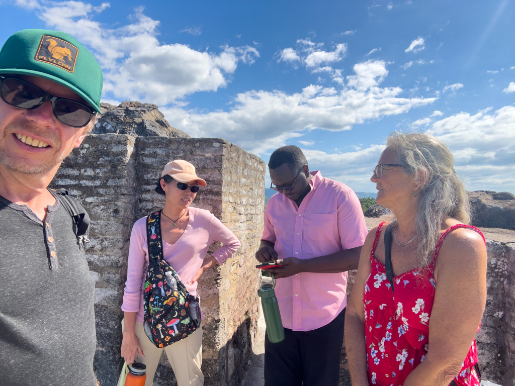 In den Ruinen von Xunantunich treffen JoMa auf Lee Chuen und Kip
