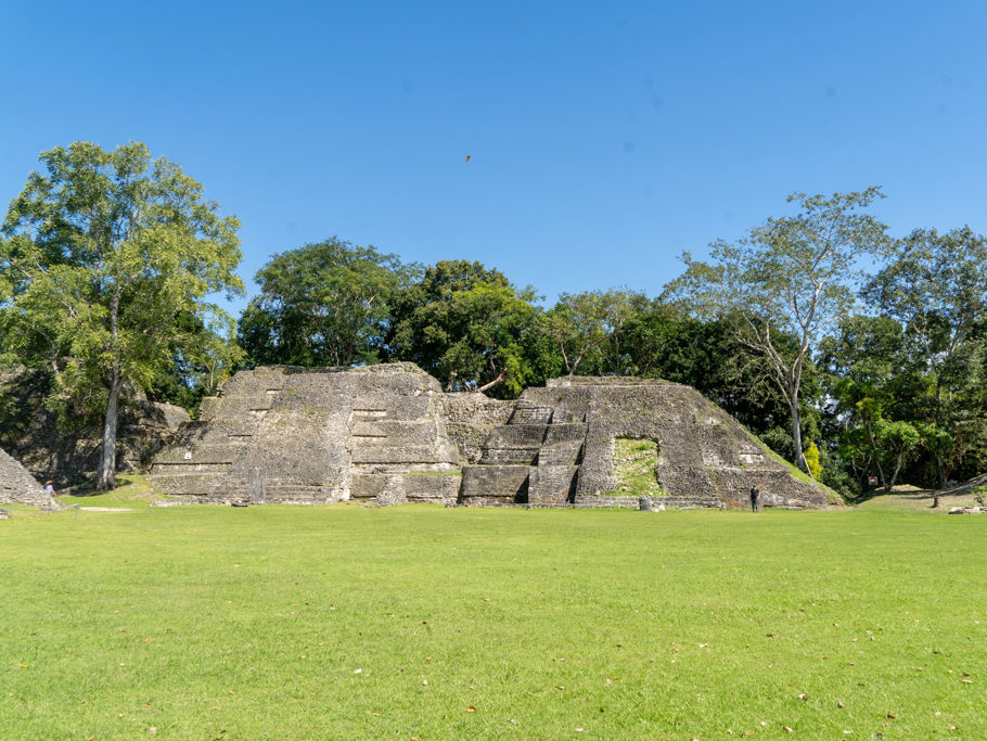 Jo vor einer Pyramide in den Ruinen von Xunantunich