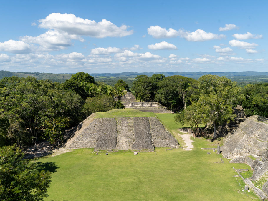Blick von oben auf die Tempelanlage von Xunantunich