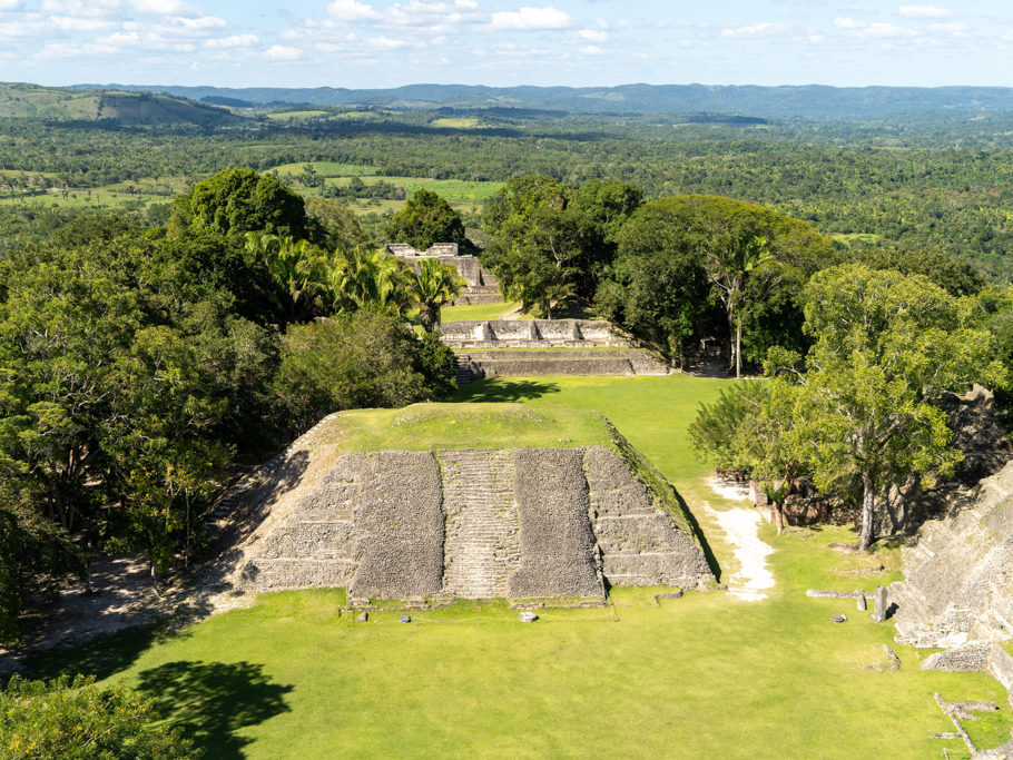 Blick von oben auf die Tempelanlage der Ruinen von Xunantunich