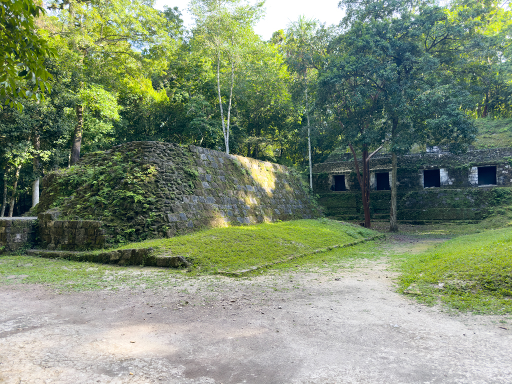 einer der kleinen Ballspielplätze hier in den Ruinen von Yaxha