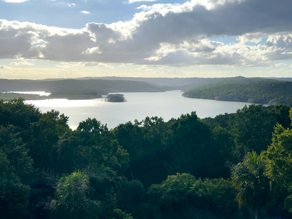 Bei den Ruinen vom Parque Nacional Yaxha mit Blick auf die Landschaft und Lagune