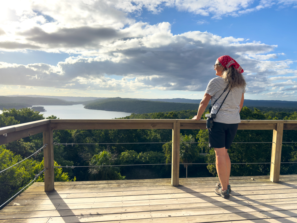 Ma bei den Ruinen vom Parque Nacional Yaxha mit Blick auf die Landschaft und Lagune