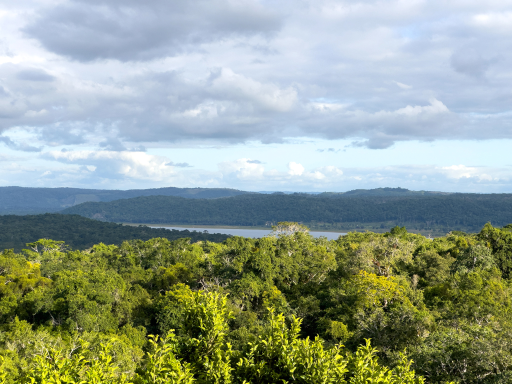 Bei den Ruinen vom Parque Nacional Yaxha mit Blick auf die Landschaft und Lagune