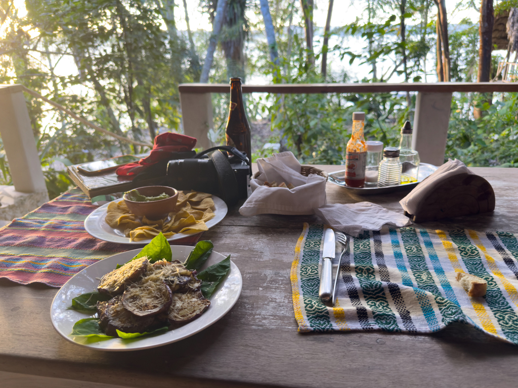 Apéro und Znacht fast bei Sonnenuntergang über der Yaxha Laguna in der Eco Lodge el Sombrero