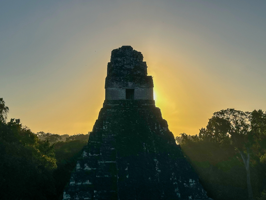 Temple 1 (Gran Jaguar) im Gegenlicht am frühen Morgen